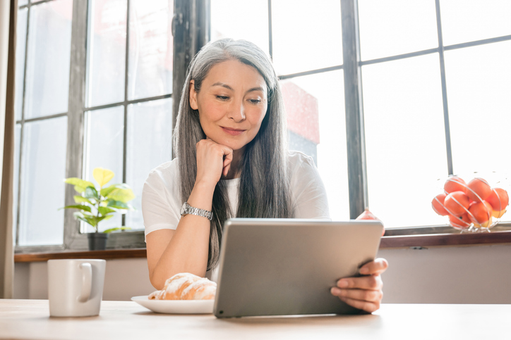 A woman looking up the average retirement savings for her age group.